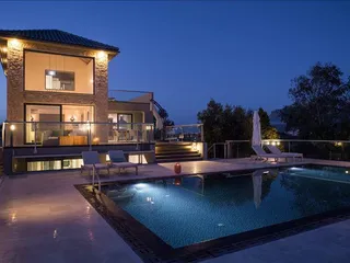 8 villas complex in Akrotiri