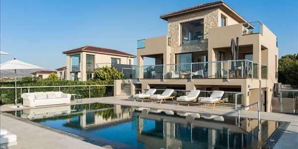 8 villas complex in Akrotiri