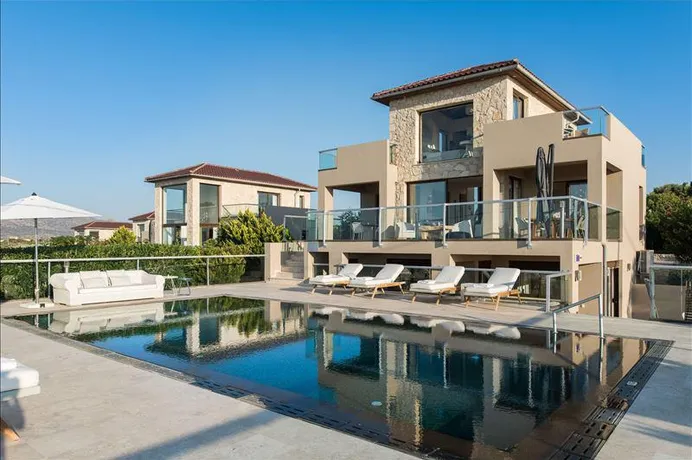 8 villas complex in Akrotiri